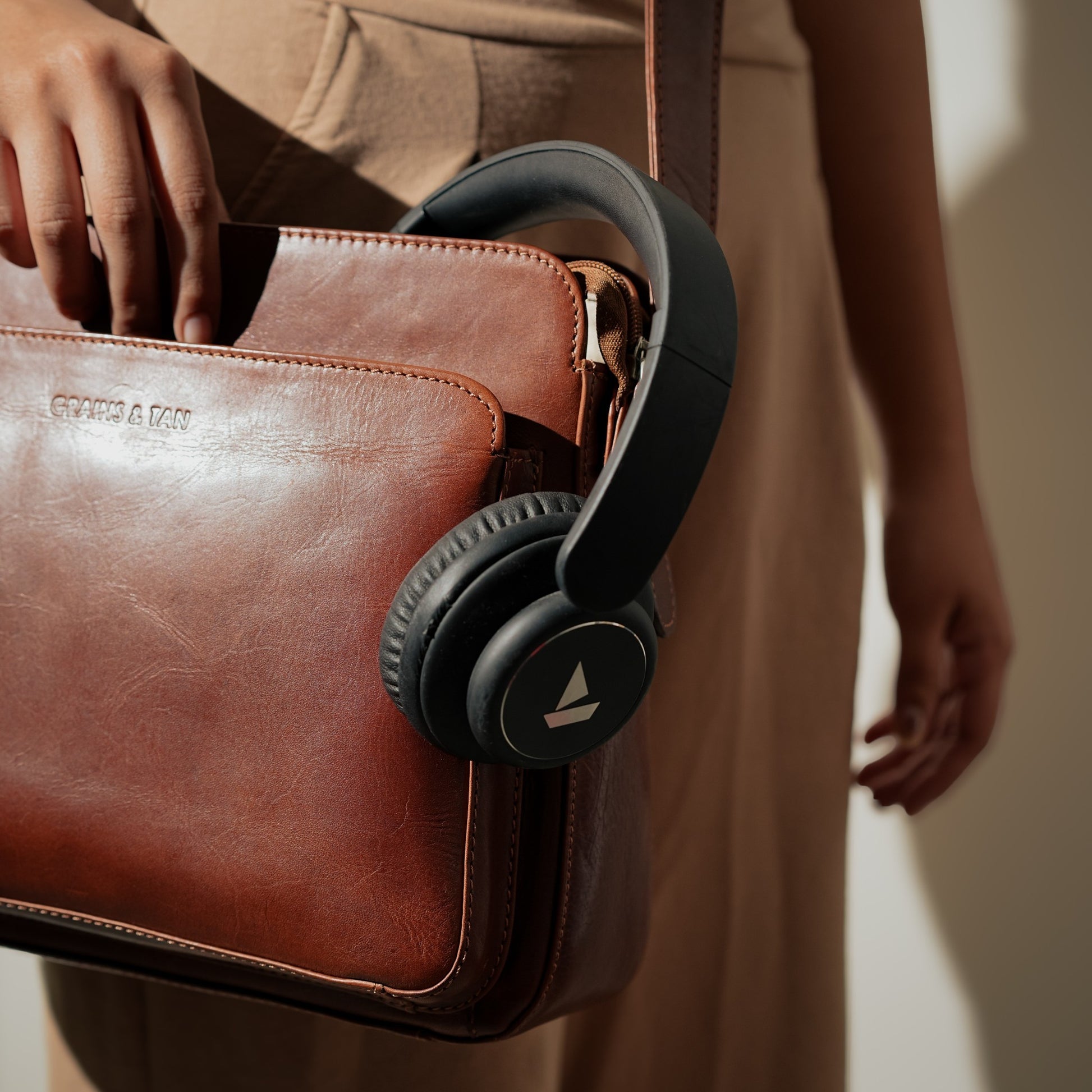 Belgrave Elegance Classic Multi-Compartment Handbag | Grains & Tan