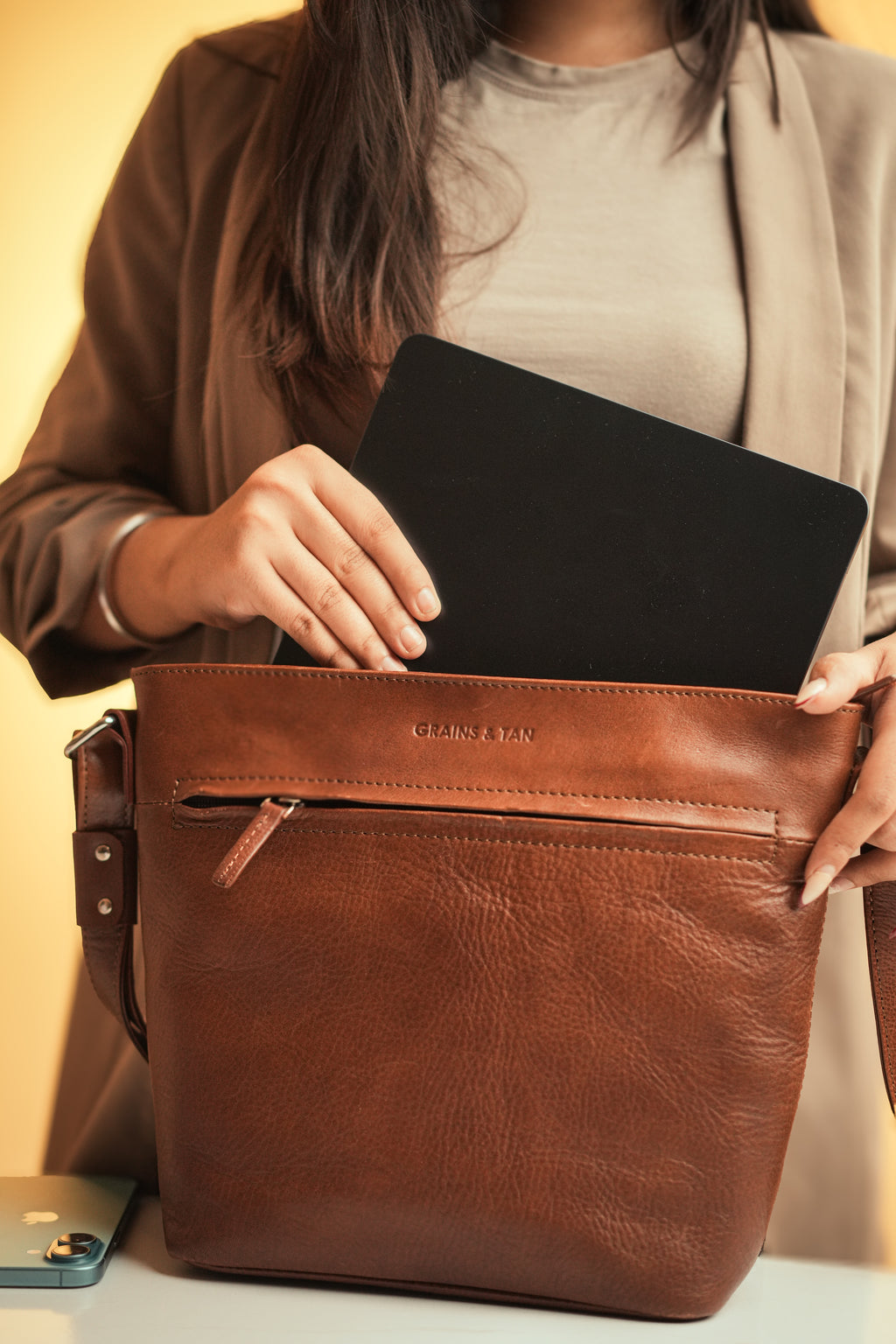 GT-H90 Grains & Tan Full-grain Leather Classic Bucket Crossbody/Shoulder Bag — Waxy Vegetable-Tanned Leather