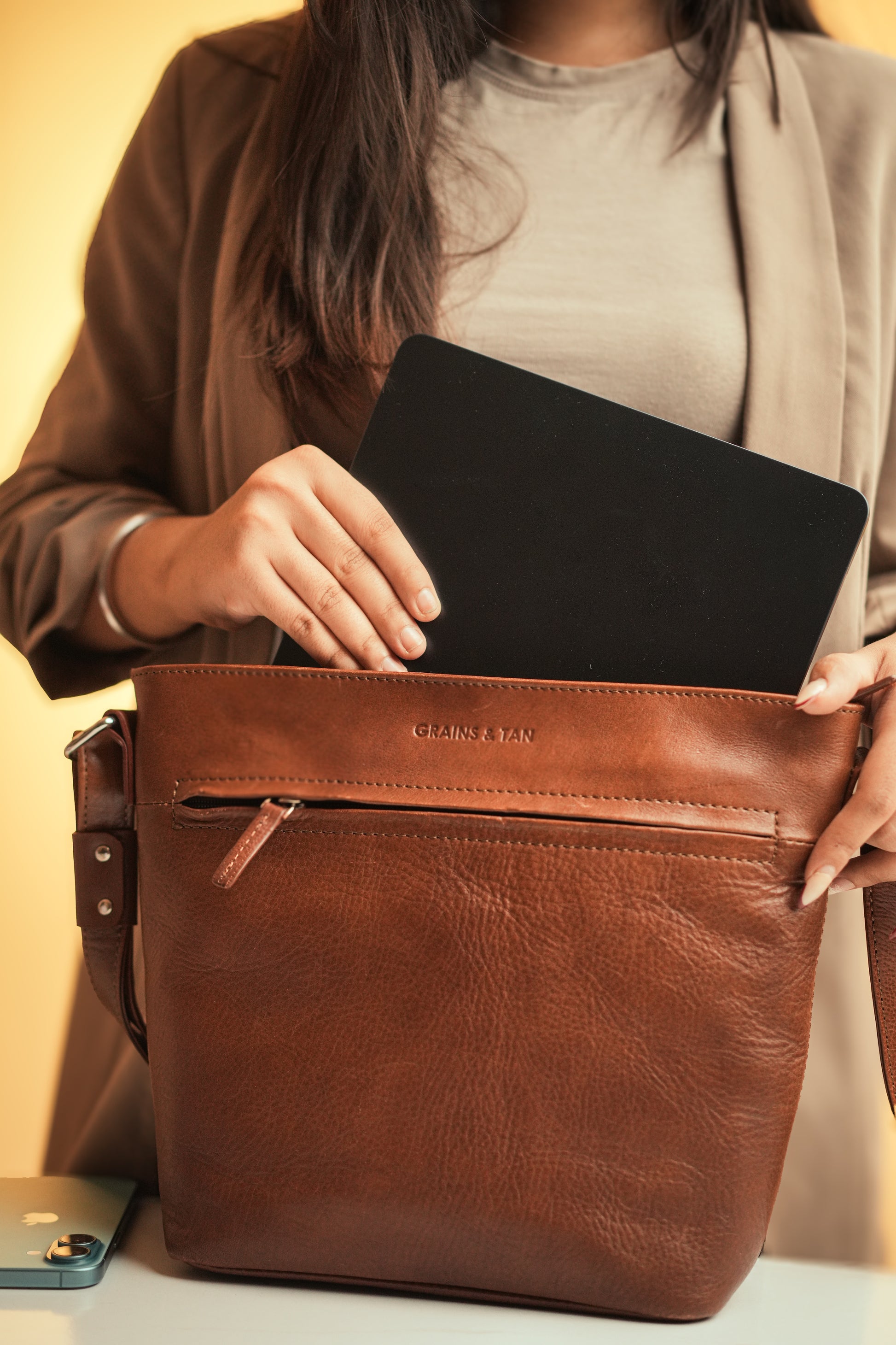 GT-H90 Grains & Tan Full-grain Leather Classic Bucket Crossbody/Shoulder Bag — Waxy Vegetable-Tanned Leather