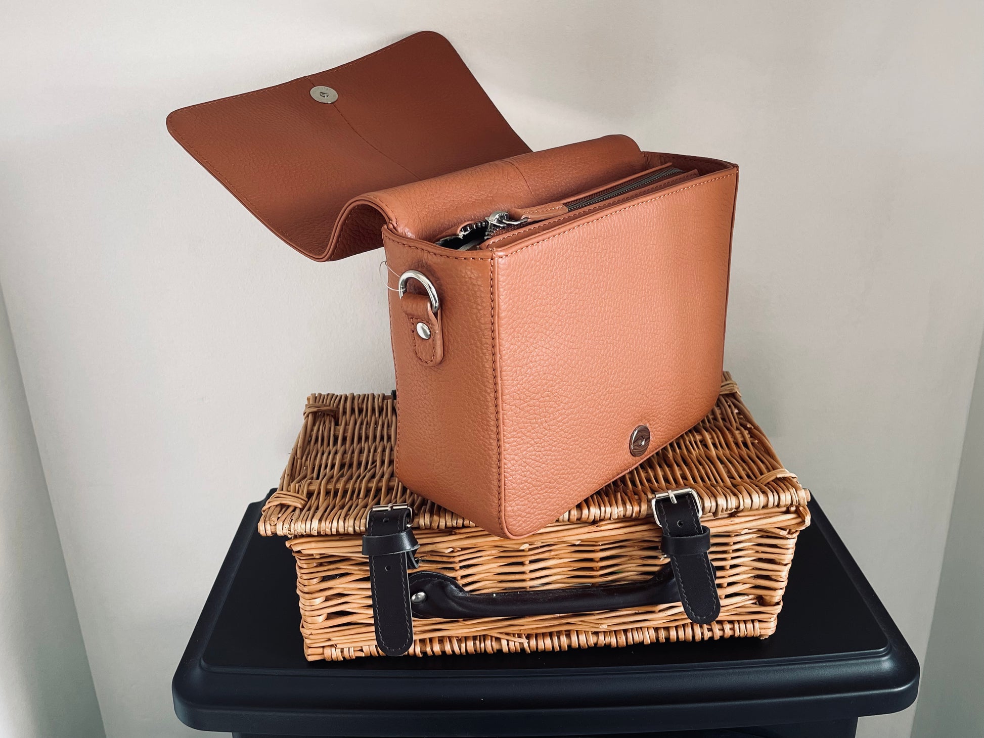 GT-H87 Tan Full-Grain Leather Crossbody Bag with Adjustable Strap