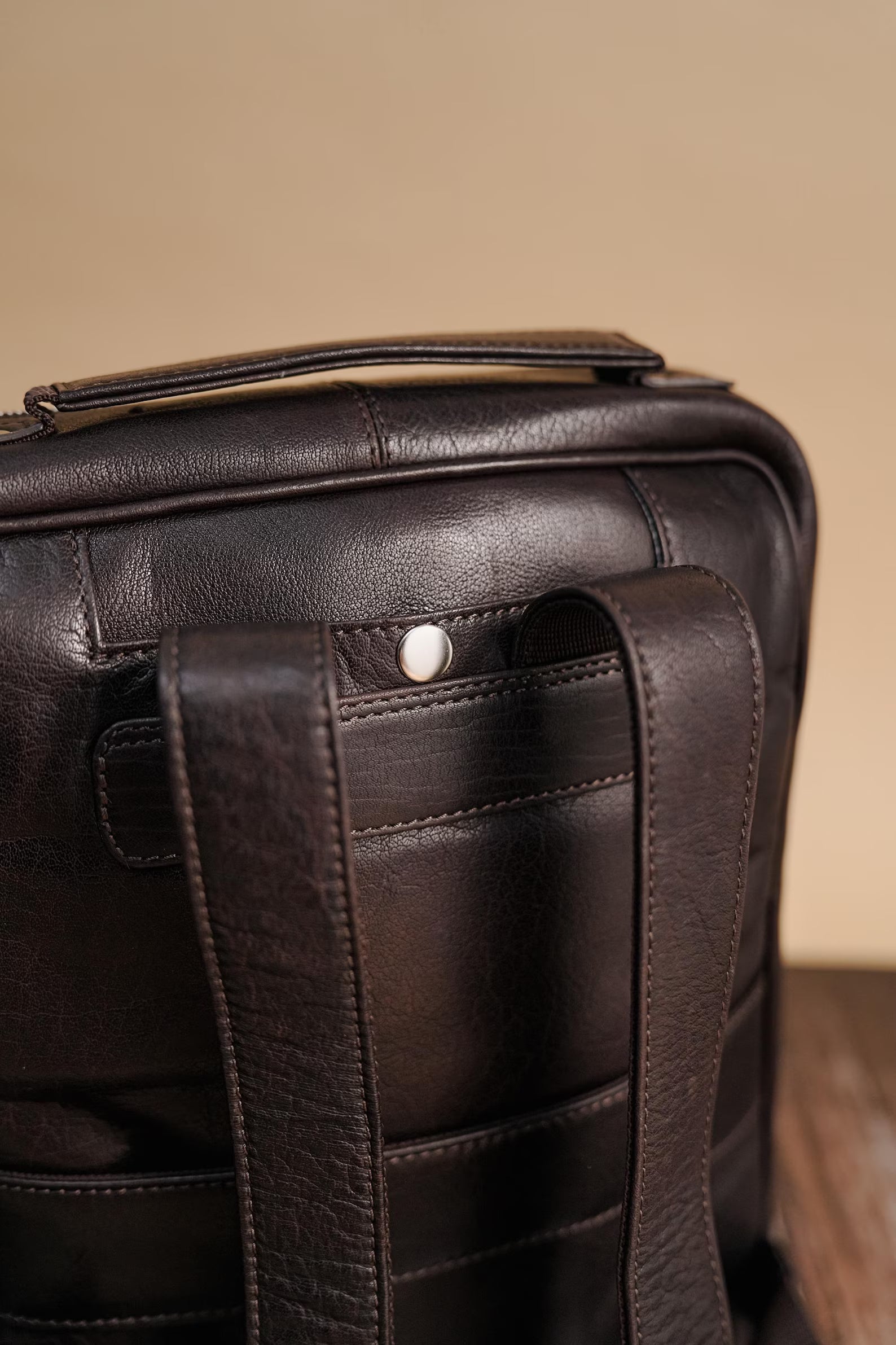 GT-SH02 Full-Grain Leather 15-Inch Laptop Backpack: Compact Travel Rucksack