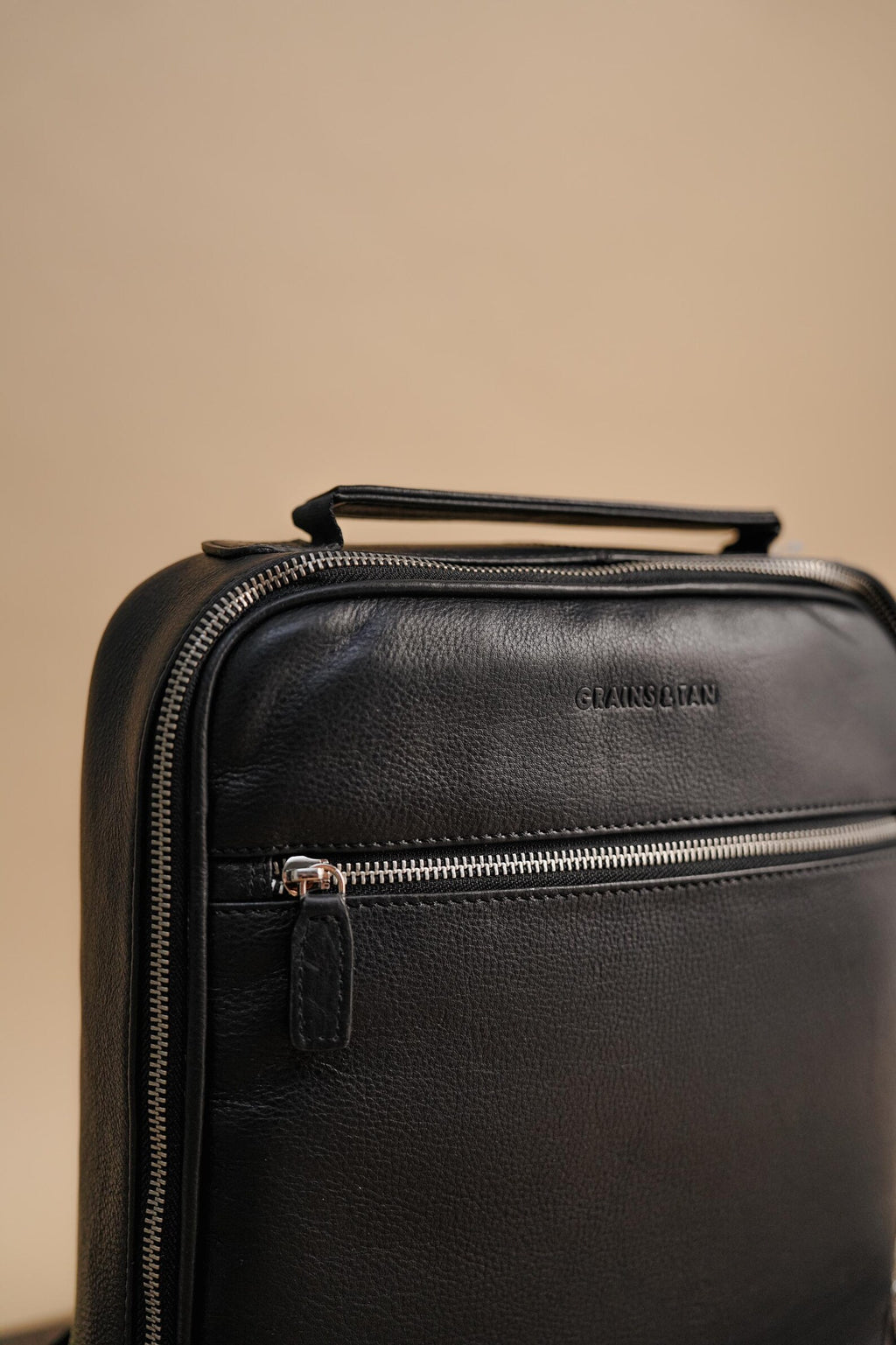 GT-SH02 Full-Grain Leather 15-Inch Laptop Backpack: Compact Travel Rucksack